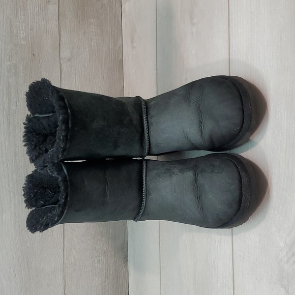 Ugg Australia Women Short Leather Sheepskin Bows Boots shoes sz 9 - Picture 3 of 15